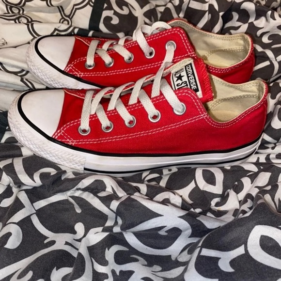 Red converse - Picture 3 of 6